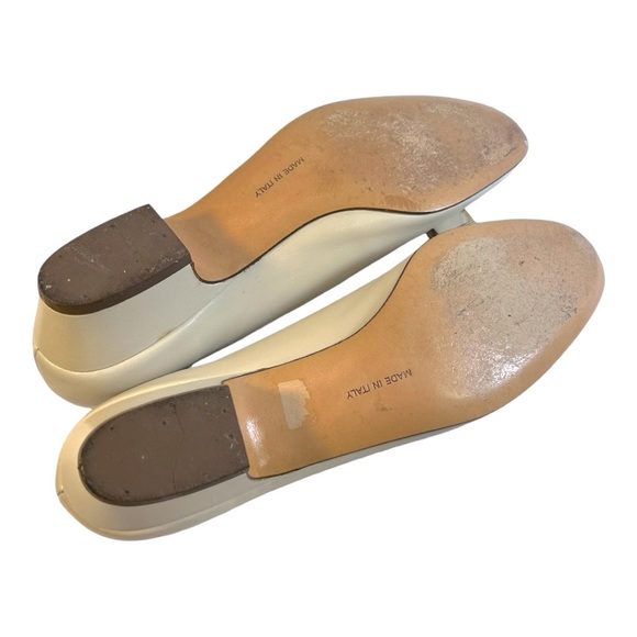 SALVATORE FERRAGAMO Beige Flats with Signed Gold Tone Logo Bows SZ 7.5 AAAA - Picture 5 of 15